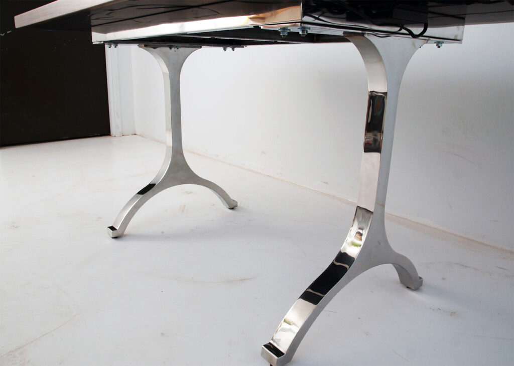 http://Blue%20River%20Walnut%20Dining%20Room%20Table%20With%20LED%20Lights%204