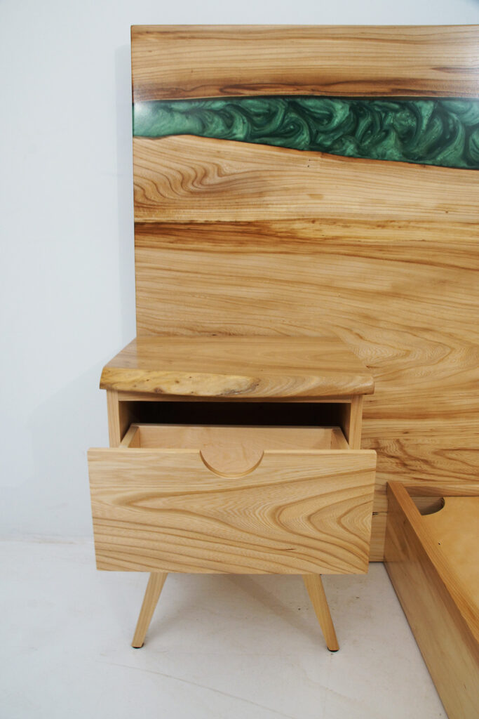 http://Elm%20River%20Platform%20Bed%20And%20Matching%20Nightstands%207